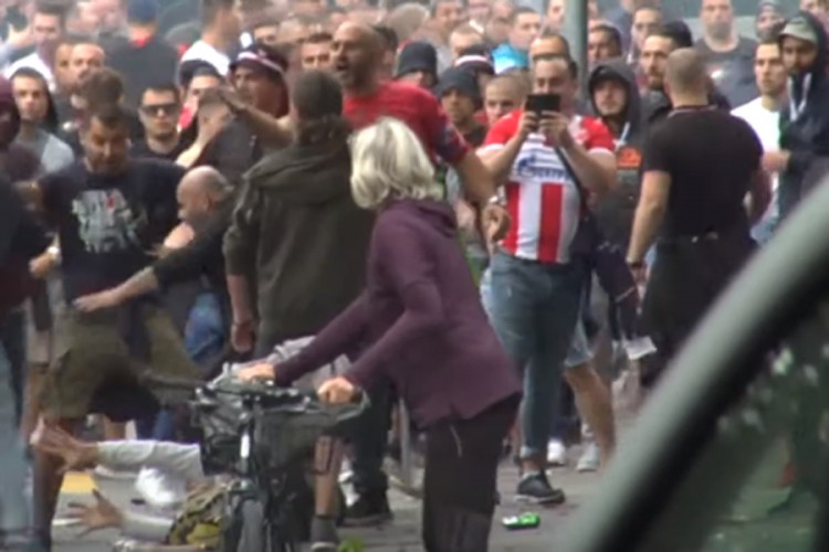 Novi snimak nereda navijača u Bernu: Brutalno šutiranje na ulici