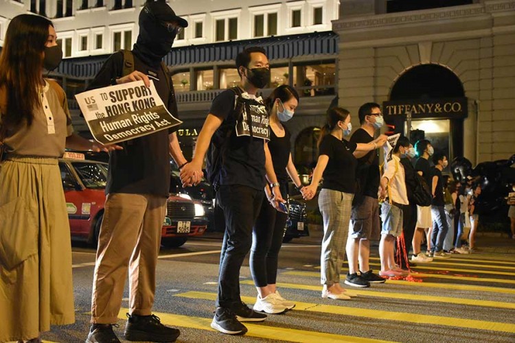Hiljade demonstranata u Hongkongu formirali "ljudski lanac"