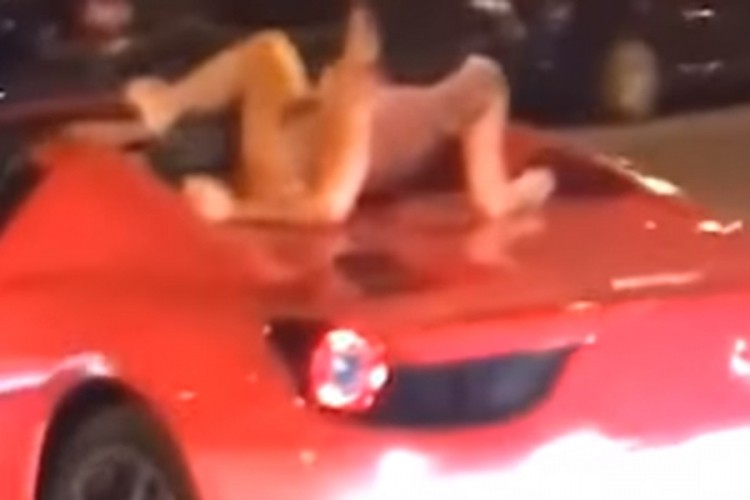 Golu ženu vozio na Ferrariju