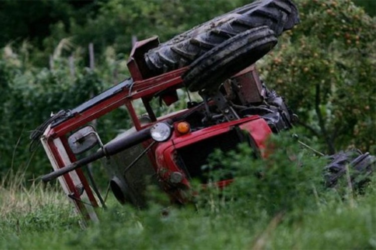 Starica poginula u prevrtanju traktora u Kozarskoj Dubici