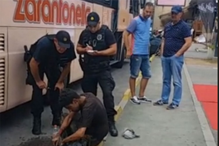 Migrant se sakrio ispod autobusa, izvukli ga vatrogasci