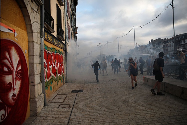 Francuska policija vodenim topovima i suzavcima rastjeruje demonstrante