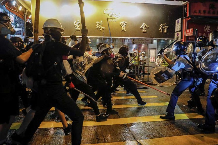 Policija u Hongkongu po prvi put izvela i vodene topove