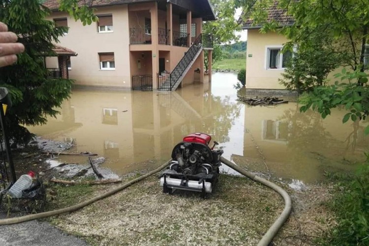 U Tešnju poplavljeno  220 stambenih objekata, pokrenuto 20 klizišta