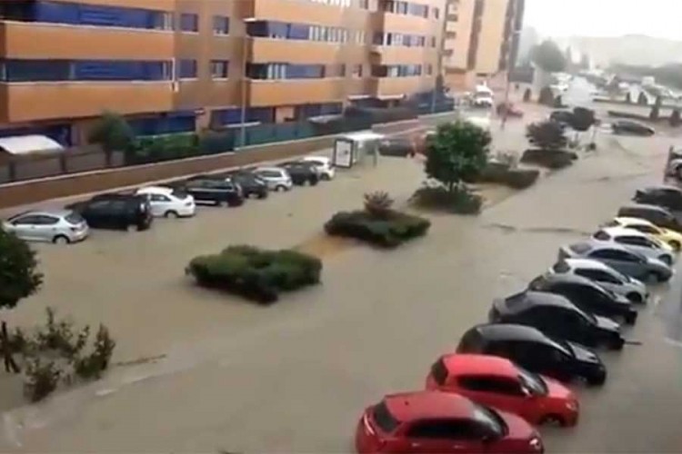 Madrid zahvatila jaka oluja, poplava nosila automobile