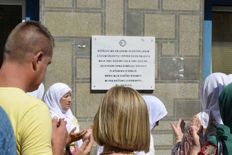 Podnesen zahtjev za uklanjanje bošnjačke spomen-ploče u Srebrenici