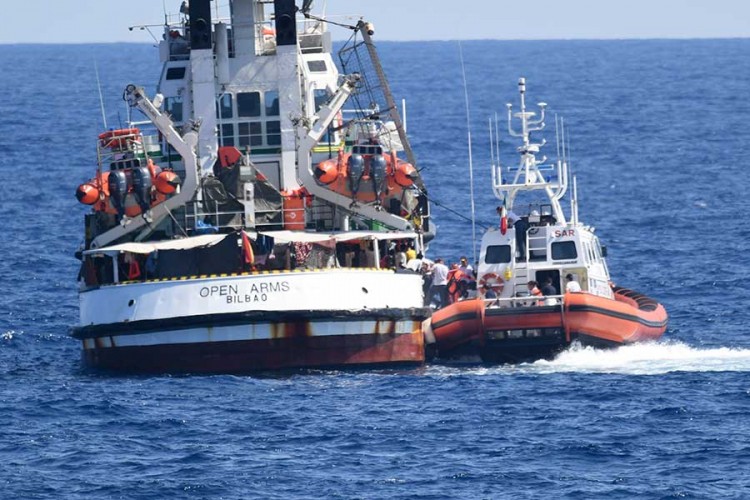 Brod sa migrantima ne može u italijanske vode