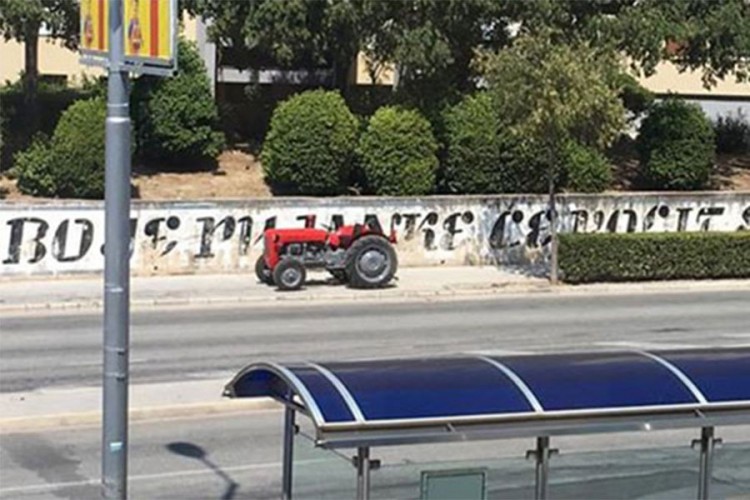 Postavljen traktor u Vukovarskoj ulici u Splitu