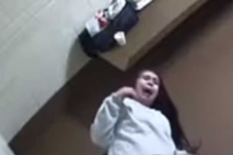 Šokantan snimak iz zatvora: Porodila se u ćeliji pa tužila čuvare