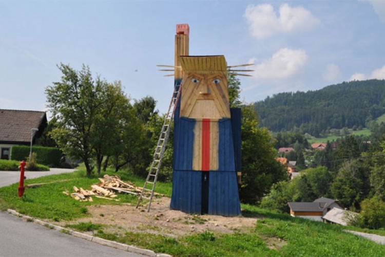 Podignut drveni spomenik Trampu u slovenačkom selu