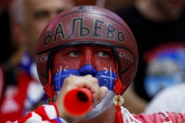 Kapa od lopte: Srpski navijač u neobičnom izdanju na Mundobasketu