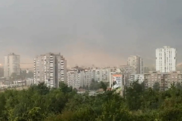 Vjetar raspršio narandžasti dim iz "ArcelorMittala" u Zenici