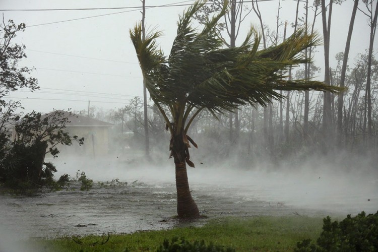 Najmanje pet žrtava uragana, približava se Floridi