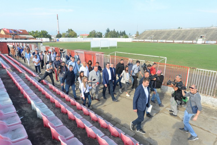 Vučić najavio radove na novim stadionima