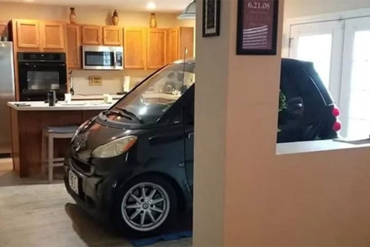 Zbog uragana parkirao auto u kuhinji