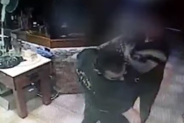 Išamarala konobara zbog hladne kafe, mediji objavili snimak