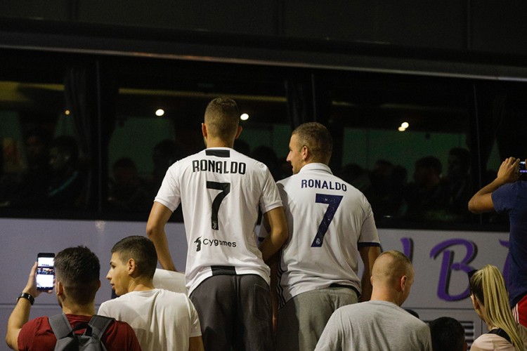 Ronaldo stigao u Beograd, mahao navijačima iz busa