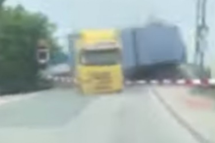 Voz u Češkoj udario u kamion sa srpskim tablicama