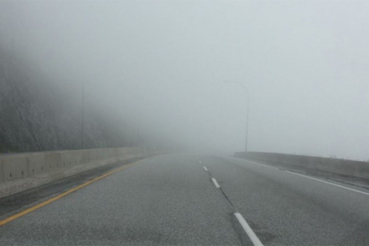 Vozači oprez, magla i odroni na putevima