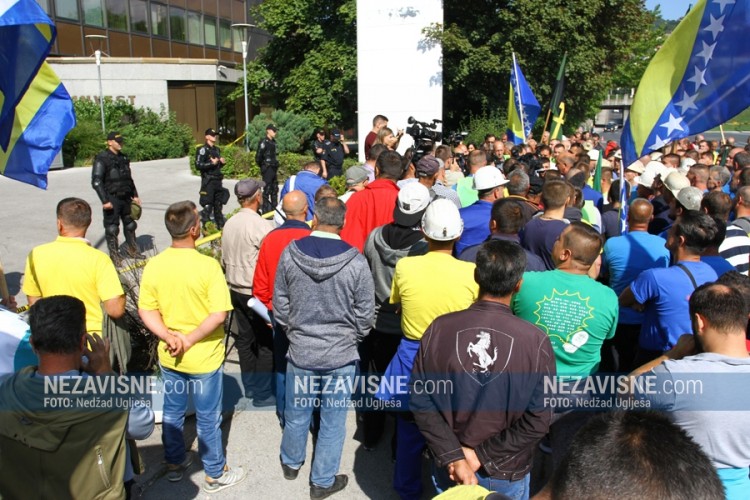 Rudari blokirali saobraćaj ispred zgrade Vlade FBiH