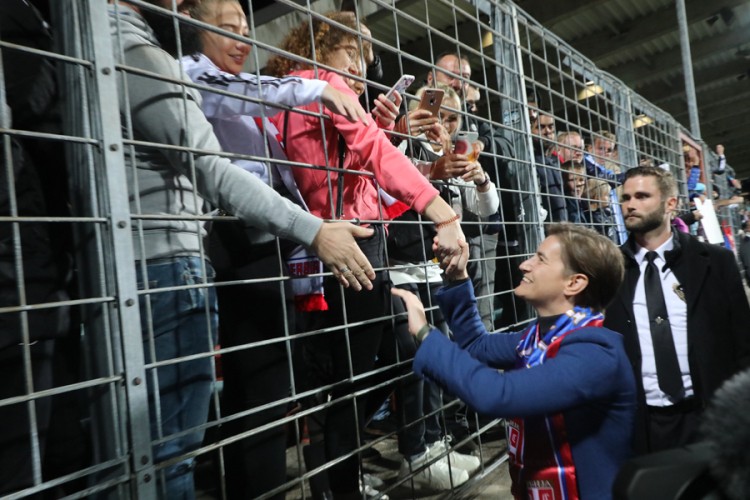 Navijači pozdravili premijerku Srbije na stadionu u Luksemburgu
