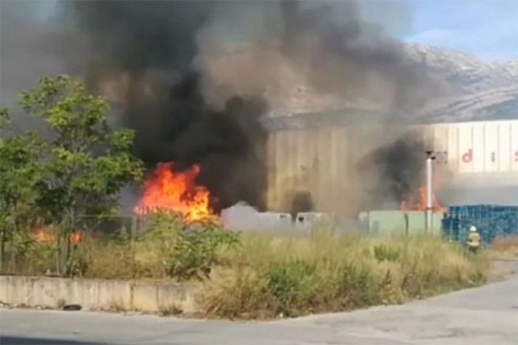Veliki požar u Splitu: Gore automobili, čule se detonacije