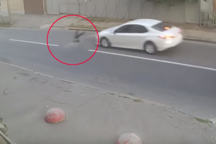 Nevjerovatan snimak: Dječaka udario auto, on ustao i nastavio dalje