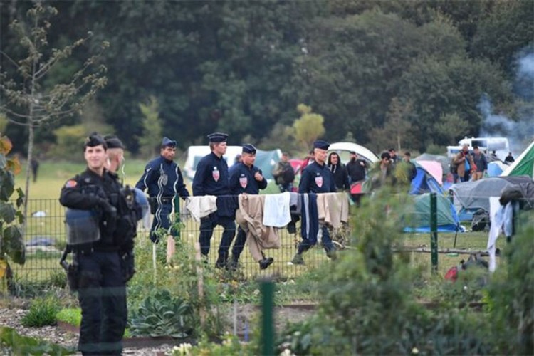 Policija uklanja migrantski kamp kod Dankerka