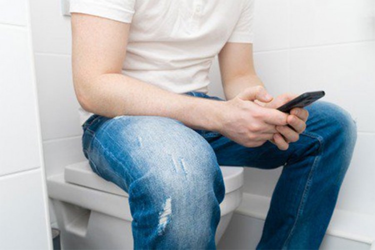 Zašto ne biste smjeli nositi mobilni telefon u toalet