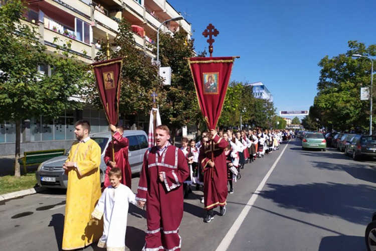 Gradiškim ulicama povodom slave grada prošla svečana litija