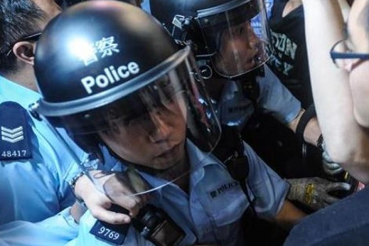 Rušeni zidovi u Hongkongu, policija prijeti suzavcem