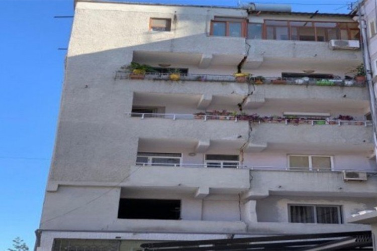 Pogledajte posljedice zemljotresa u Albaniji, prepolovio zgradu