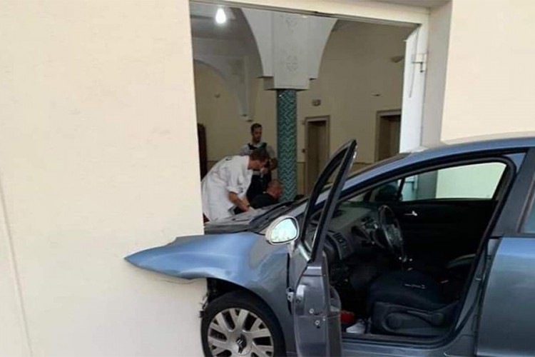 Automobilom se zaletio u džamiju