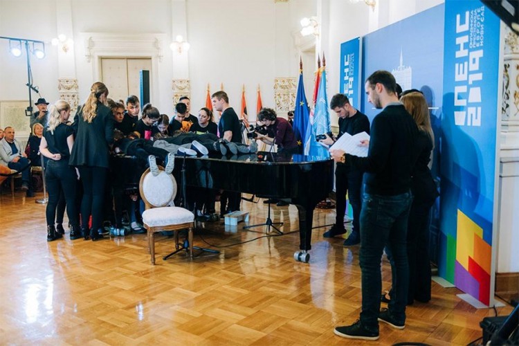 Ginisov rekord: Učenici muzičke škole svirali klavir u 23 ruke!