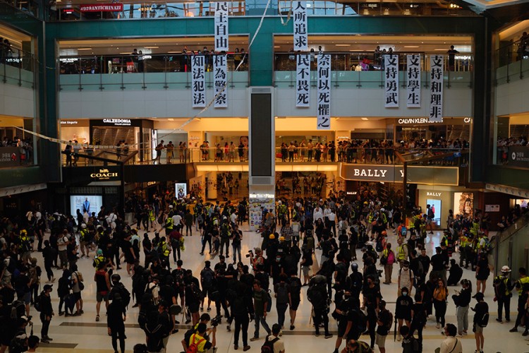 Policija bacila suzavac u tržnom centru u Hongkongu