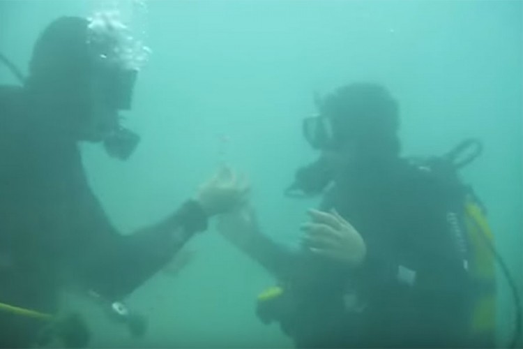 Makedonac zaprosio djevojku na dnu Ohridskog jezera