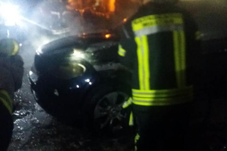 Gorio auto u Mostaru, vlasnica tvrdi da je zapaljen