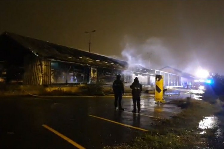 Požar u Zagrebu: Zaustavljeni vozovi, isključena struja