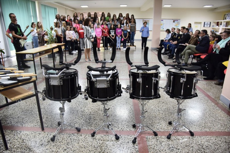 Ambasada SAD donirala bubnjeve školskom orkestru