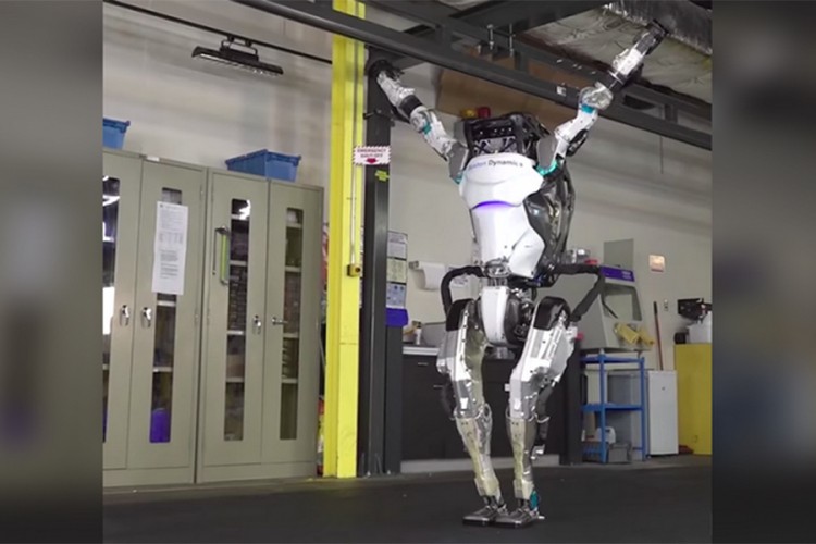 Revolucija: Robot gimnastičar koji se okreće za 360 stepeni