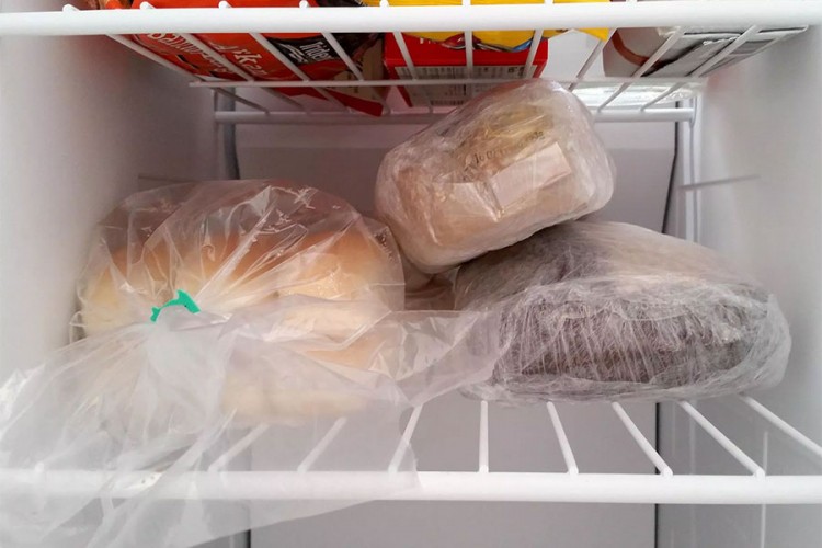 Šta se dešava sa hljebom ako ga držite u frižideru?