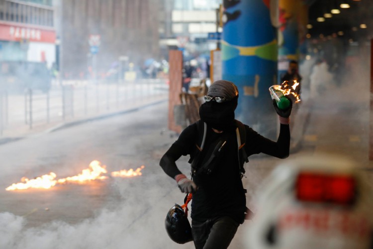 Novi sukobi demonstranata i policije u Hong Kongu