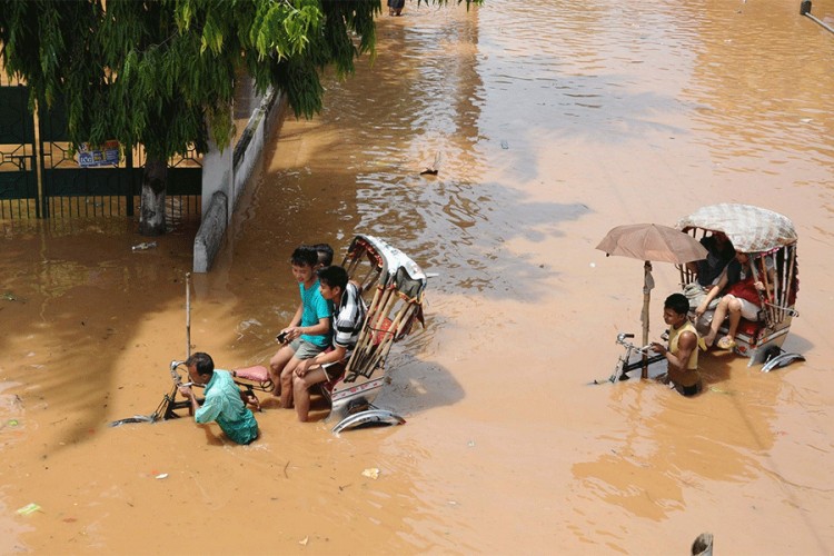 U poplavama poginulo više od stotinu ljudi