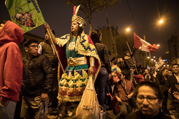 Kongres Perua smijenio predsjednika, građani se okupljaju