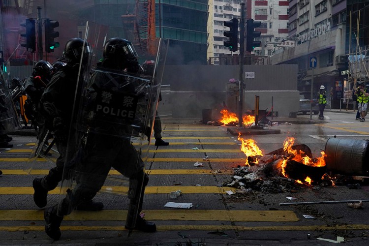 Eskalacija nasilja u Hong Kongu, policija prvi put pucala u demonstrante