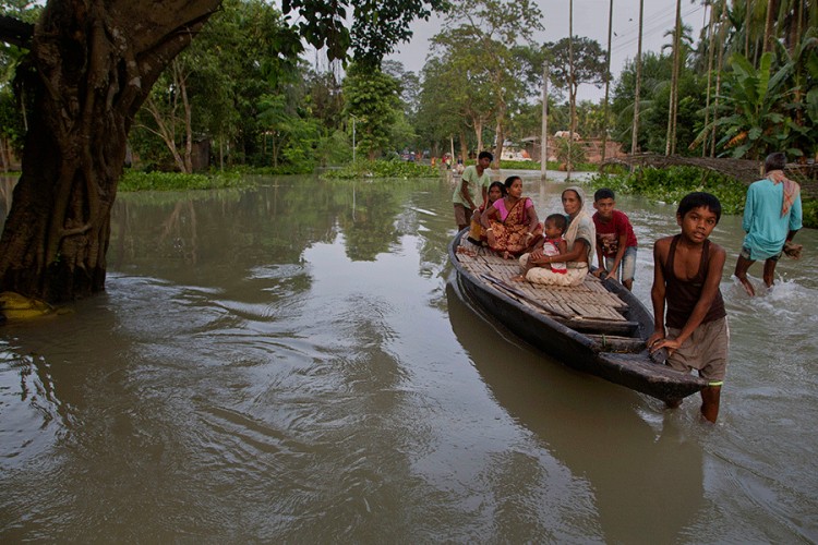 U poplavama u Indiji stradalo više od 140 ljudi