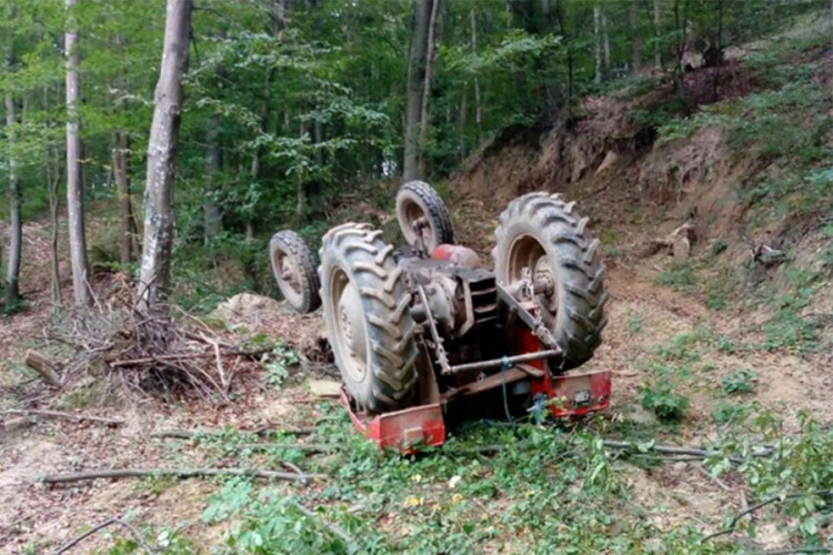 Devetnaestogodišnjak stradao prilikom prevrtanja traktora