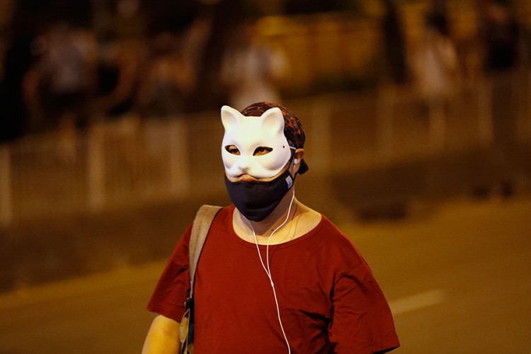 Hong Kong: Demonstranti ponovo sa maskama, prkose zabrani