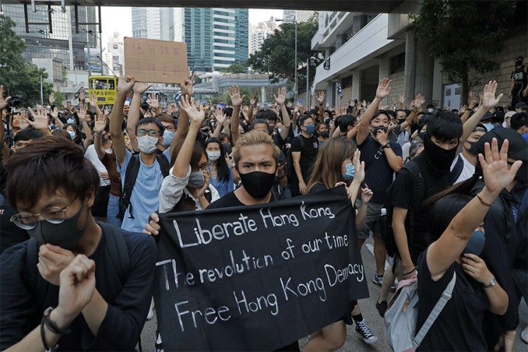 Nastavljeni protesti u Hong Kongu, demonstranti pod maskama
