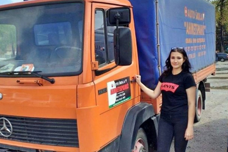 Srednjoškolka iz Zenice zarađuje vozeći kamion